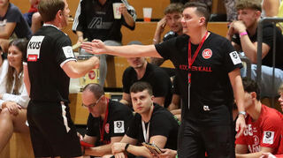 Redebedarf in der Partie gegen die Wölfe Würzburg: Christoph Lahme, Cheftrainer der HG Oftersheim/Schwetzingen, diskutiert mit dem Schiedsrichter. Sein spielender Co-Trainer Timo von Albedyll muss nach 27 Minuten von der Platte.