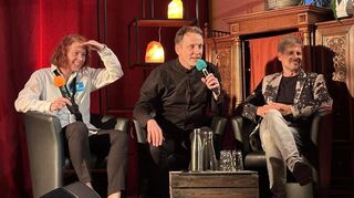 Mit der Liedermacherin Johanna Zeul (l.) und dem Musik-Kabarettisten Daniel Helfrich (r.) hat Uli Zehfuß Gäste in sein "Wohnzimmer" im "Philipp eins" eingeladen, wie sie unterschiedlicher kaum sein könnten.