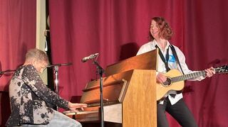 Rocken gemeinsam auf der Bühne des "Philipp eins": Johanna Zeul (r.) an der Gitarre und Daniel Helfrich am Piano.