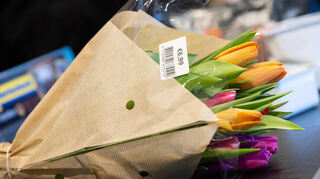 Schnittblumen in einem Supermarkt an der Kasse.