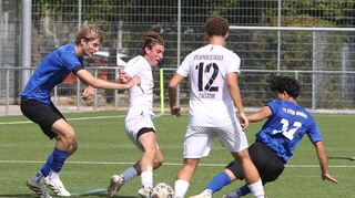 Tamino Lechner (v. l.) Fynn Patzschke, Philipp Hemmerich und ShinvariMohammad Reza im Kampf um den Ball, den die Gäste beim 2:1-Sieg gegen FVBII häufiger unter Kontrolle haben.