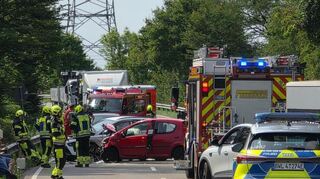 Die Schwetzinger Feuerwehr bei einem Autounfall.