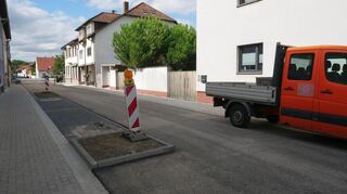 Die neuen Parkbuchten stellen nur einen Teil der Stellplätze dar: Sofern genug Abstand für Fußgänger und den restlichen Verkehr bleibt, ist laut Gemeinde ausdrücklich auch das Parken in anderen Bereichen erlaubt.
