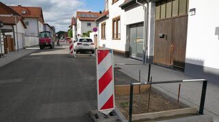 Die frisch angelegten Grünflächen werden erst im Herbst bepflanzt: Auf der Südseite mit Bäumen, auf der Nordseite mit Staudenmischbeeten.