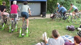Der Strom des Fahrradkinos wird ausschließlich mit (Fahrrad-)Muskelkraft erzeugt. Hier war das Fahrradkino in Schwetzingen zu Gast.