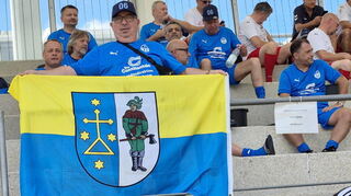 Betreuer Thomas Weik hat die Ketscher Flagge in Berlin dabei und feuert das 06er-Team an.