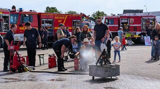 Übung macht den Meister: Den Umgang mit dem Feuerlöscher durften Alt und Jung testen.