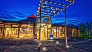 Der Eingangsbereich des Bellamar leuchtet im Abendlicht. In der Freibadsaison 2025 verzeichnete das Bad rund 242.000 Bade- und Saunagäste.