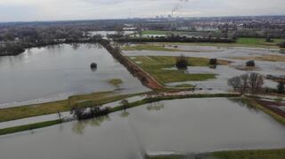 Die Schwetzinger Wiesen rechts und links des Leimbachs bei Brühl - er fließt im unteren Drittel quer durchs Bild - stehen bei einem der jüngsten Rheinfluten unter Wasser.