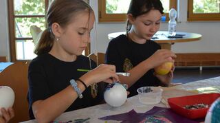 Kreativarbeit: Die Kinder verzieren in Trippstadt bunte Dracheneier.