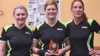 Mit Tanja Liebler (v. l.), Iris Daniel und Ulrike Piepereit - hier beim Gewinn des Bezirkspokals Ende Februar - spielen mit Lore Eichhorn für den TV Schwetzingen in der Verbandsliga.