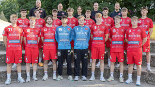 Die A-Jugend der HG für die Bundesliga-Saison 2025/2026: Jona Himmelmann (vorne, v. l.), Adrian Summ, Jasper Rohr, Ivan Sakota, Joshua Wolf, Gabriel Weidner, Lenny Lehn, Felix Fellhauer sowie Manuel Ihrig (Mitte v. l.), Valentin Kuhlee, Malte Äckerle, Raphael Schmitt, Robin Wolf, Adrian Oborowski, Leon Getrost, Fabio Jäger und die Trainer Christian Wolf (hinten v. l.), Björn Erny, Denise Grasshoff, Nils Trautner und Justin Hahne.
