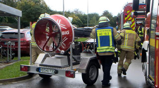 Um den Rauch schnell aus der Halle 3 bei Decathlon zu pusten, kommt ein Großlüfter der Berufsfeuerwehr Heidelberg zum Einsatz.