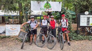 Die Ketscher Rentnergang am Ziel ihrer jüngsten Tour: Dem "Behler Haisl".