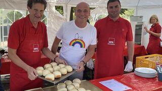 Dampfnudeln sind fertig: Hanspeter Rausch, Daniel Born und Felix Büchner