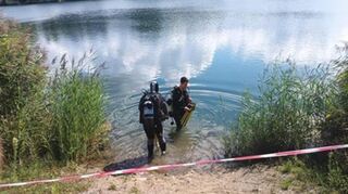 Vom Ufer aus geht es für die Taucher ab in die Tiefen des Sees.