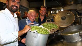 Bürgermeister Hakan Günes (v. l.), Hopfenbauer Albert Burkhardt und Welde-Chef Max Spielmann geben den Aroma-Hopfen „Hallertauer Mittelfrüh“ aus Sandhausen in den Sud.