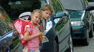 Mit dem ersten Schultag beginnt für viele Kinder die regelmäßige Beteiligung am Straßenverkehr: eine Herausforderung, auf die sich Kinder und Eltern jetzt vorbereiten sollten.