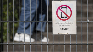 Striktes Handyverbot an Schulen in Baden-Württemberg gefordert (Symbolbild).