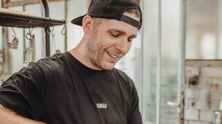 Christian Haas beim Einschenken des selbstgebrauten Bieres