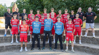 Julian Schmitt (vorne v. l.), Gleb Ulianenko, Leon Schwab und David Summ spielen mit Thore Schroiff (Mitte v. l.), Raphael Mehlis, David Brombach, Ramon Förster, Tom Baldauf, Fabio De Marco, Lennart Auth und Finn Hoberg unter den Trainer Max Heger (Torwart), Team Manager Ralf Mehlis und Cheftrainer Jonah Fassunge gemeinsam mit Dante Wagner, Fabio Jäger, Jakub Dudziak, Raphael Schmitt, Max Böhler und Jonah Potoski unter der Anleitung von Denise Grasshoff (Athletik), Nils Trautner (Athletik) und Co-Trainer Florian Schwarz in der Bundesliga.