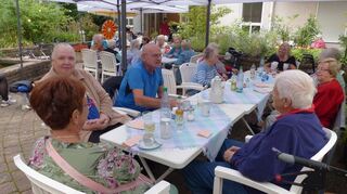 Schönes Zusammensein bei bester Laune im Hof des Siegwald-Kehder-Hauses.