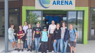 DIe Jugendlichen mit den Betreuern vor der Klima-Arena