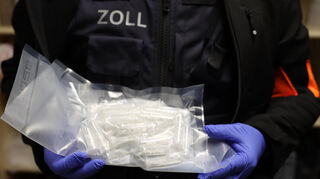 Mehrere Kilogramm Drogen und rund 100.000 Euro Bargeld stellten Ermittler bei Durchsuchungen unter anderen in Ludwigshafen und Mannheim sicher.