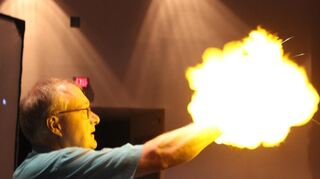 Die Experimental-Lesung in Plankstadt besteht aus unterhaltsamen, spannenden und lustigen Geschichten sowie trickreichen, ausgefallenen und anspruchsvollen Experimenten, die mit dem Publikum umgesetzt werden.
