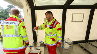 Aktive des Arbeiter-Samariter-Bundes, hier bei einer Übung, beim Aufbau einer Sanitätsstation.