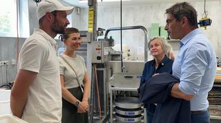 Stephan (v. l.) und Stephanie Bauer führen Monika Schroth und Dr. Andre Baumann durch die Produktionsräume der Bäckerei Bauer.