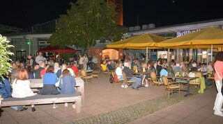 Rund 200 Gäste genießen Musik und Kulinarik in bester Geselligkeit im Hof von Stadthalle und „Rondeau“.
