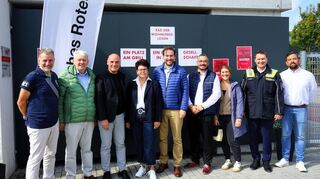 Sie stehen zu der Wohnungslosenunterkunft im Quartier Auchtergrund: CDU-Gemeinderat Markus Fuchs (v. l.), Grünen-Gemeinderat Adolf Härdle, SPD-Landtagsabgeordneter Daniel Born, DRK-Kreisgeschäftsführerin Christiane Hammoudi, CDU-Landtagsabgeordneter Andreas Sturm, Unterkunftsleiter Lajos Ráksi, CDU-Gemeinderätin Jasmin Ulrich, Erster Beigeordneter Matthias Beck und DRK-Ortsvereinsvorsitzender Sven Fillinger.