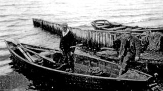 Sie haben die Reben geschmuggelt: Albert Röhrenbach und Gottfried Ainser im Fischerboot auf einem historischen Foto.