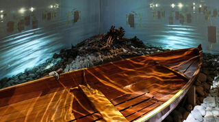 Ein Holzboot, plätscherndes Wasser in der Nacht: So wird im Vineum Meersburg der Rebenschmuggel dargestellt.
