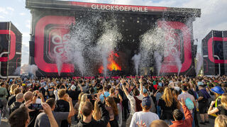 Volle Hütte bei der Pre-Party des Glücksgefühle-Festivals beim Auftritt von Le Shuuk.