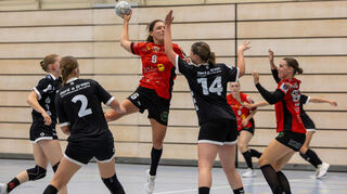 Leonie Scholl (M.) - hier im Testspiel gegen die Junior-Flames - hat mit der HSG St. Leon/Reilingen noch eine Rechnung offen - am Sonntag könnte sie beglichen werden.