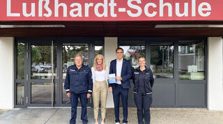 Gemeinsam für einen sicheren Schulweg: Heino Günther (Gemeindevollzugsdienst), Schulleiterin Christiane Harz, Bürgermeister Kevin Weirether und Eva Stojakowitsch (Gemeindevollzugsdienst).