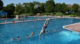 An Freiwilligkeitsleistungen der Kommune wie dem Freibad dürfe lauf FDP-Ratsmitglied Dennis König als letztes gespart werden - erst wenn alle anderen Möglichkeiten ausgeschöpft sind.