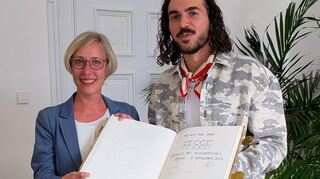 Speyer im Herzen: Bojan Boki Kalajdzic, Sänger der Band ClockClock, trug sich bei OB Stefanie Seiler ins Goldene Buch ein.