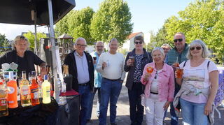 Beliebter Treff auf dem Hirschacker Marktplatz, v.l.: Pitsches, Gunter Proetel, Jörg Karolus, Jürgen Bürger, Ramona Wagner, Gerlinde Bürger, Andrea Wagner, Markus Wagner und Gabriele Karolus.