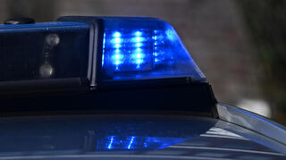 Bei einem Unfall nach einem Reifenplatzer auf der B9 bei Speyer stellt die Polizei einen vermeintlich gefälschten Führerschein beim Fahrer fest.