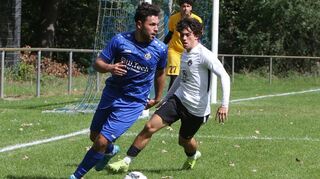 Philipp Gerstner Neulußheim (l.) setzt sich im direkten Duell zwar gegen Benjamin Selmani durch, verliert am Ende mit seiner Mannschaft aber 0:2.