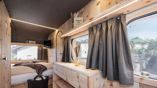 Zirben Nestl: Luxus-Caravan mit Dolomitenblick und Winterabenteuer vor der Tür.