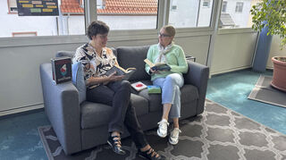 Neuerscheinungen 2025 auf dem Büchermarkt - Nina Schmidt und Kirsten Pavel von der Gemeindebücherei haben schon einige davon gelesen.