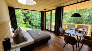 Baumhaus als Schlafplatz: Während es draußen kalt ist, werden die Nächte im warmen, gemütlichen Baumhaus verbracht.