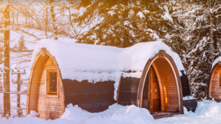 Alpen-Feeling pur: Urige Holz-Iglus und Winterspaß direkt vor der Haustür.
