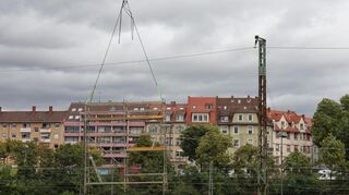 Unfall am Czernyring. Ein an einem Baukran befestigen Baugerüst berührte eine mehrere 1000 Volt starke Oberleitung der Bahn.