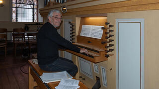Alexander Levental an der Orgel in der evangelischen Stadtkirche.