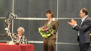 Neben Blumen gab es von Carolin Brunner und Hermann Ungerer-Henriquez eine Collage von Petra Disch.